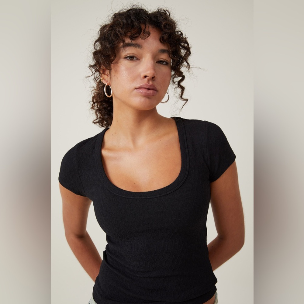 Tyla Scoop Neck Short Sleeve Top Small